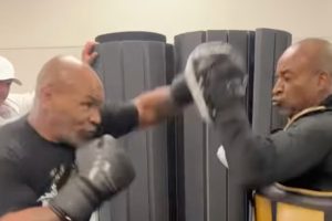 Mike Tyson in video si prepara contro Jake Paul