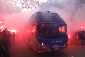 Barcelona: tifosi colpiscono bus della loro squadra
