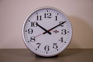 Orologi industriali: il battito preciso del tempo negli ambienti di lavoro moderni