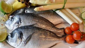 Come prevenire e neutralizzare gli odori di pesce in cucina