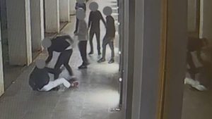 Aggressione allo studente a Milano, quanto rischiano i ragazzi arrestati